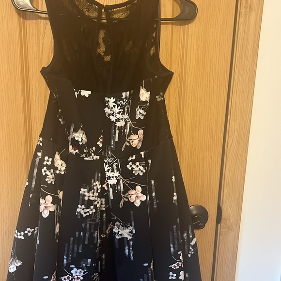 White House black market size 8 sleeveless flared dress black with floral print - Picture 4 of 4